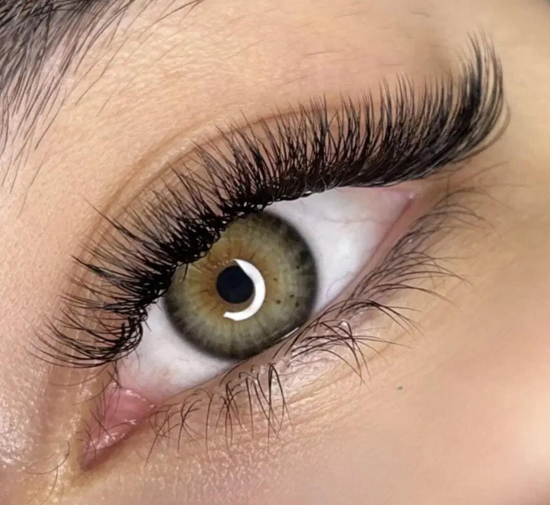 سالن تخصصی اکستنشن مژه و لیفت ابرو آذین در قائمشهر